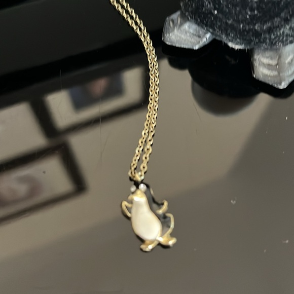 Penguin case with penguin necklace inside - Picture 2 of 5